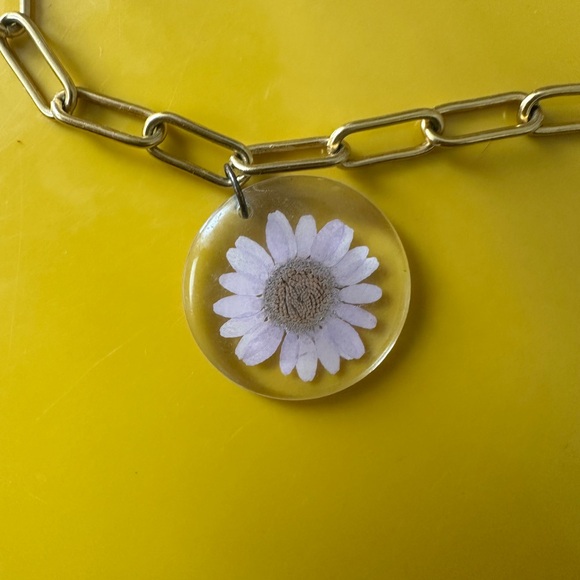 🌼DAUPHINETTE🌼 real pink daisy suspended in resin gold chain necklace - Picture 3 of 7